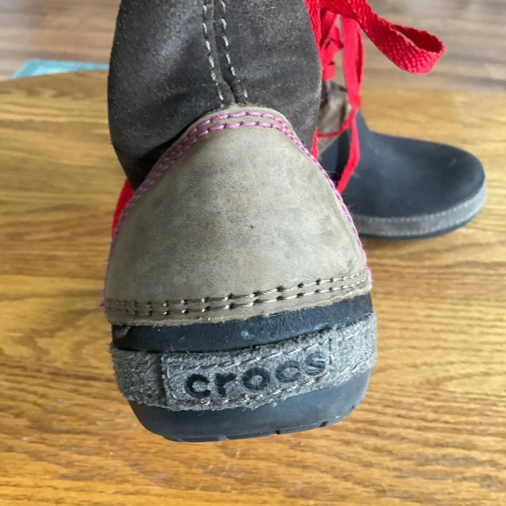 Crocs Winter Boots Women Size 5 Brown Suede Faux Fur‎ Red Laces